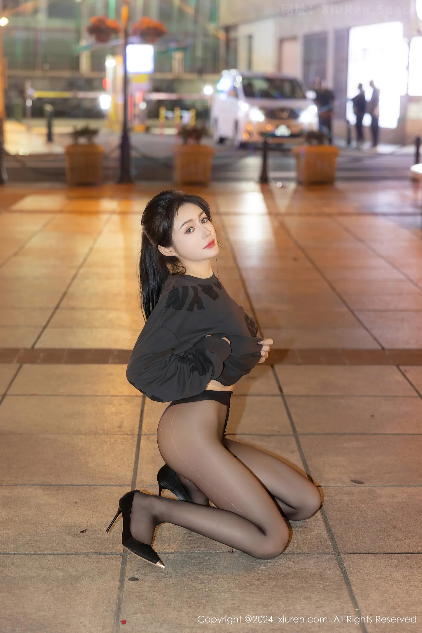 图片[5]-[XiuRen秀人网]VOL.8285 模特林幼一户外性感灰色卫衣配超薄无内黑丝秀翘臀美腿诱惑写真56P-秀人网官方网站